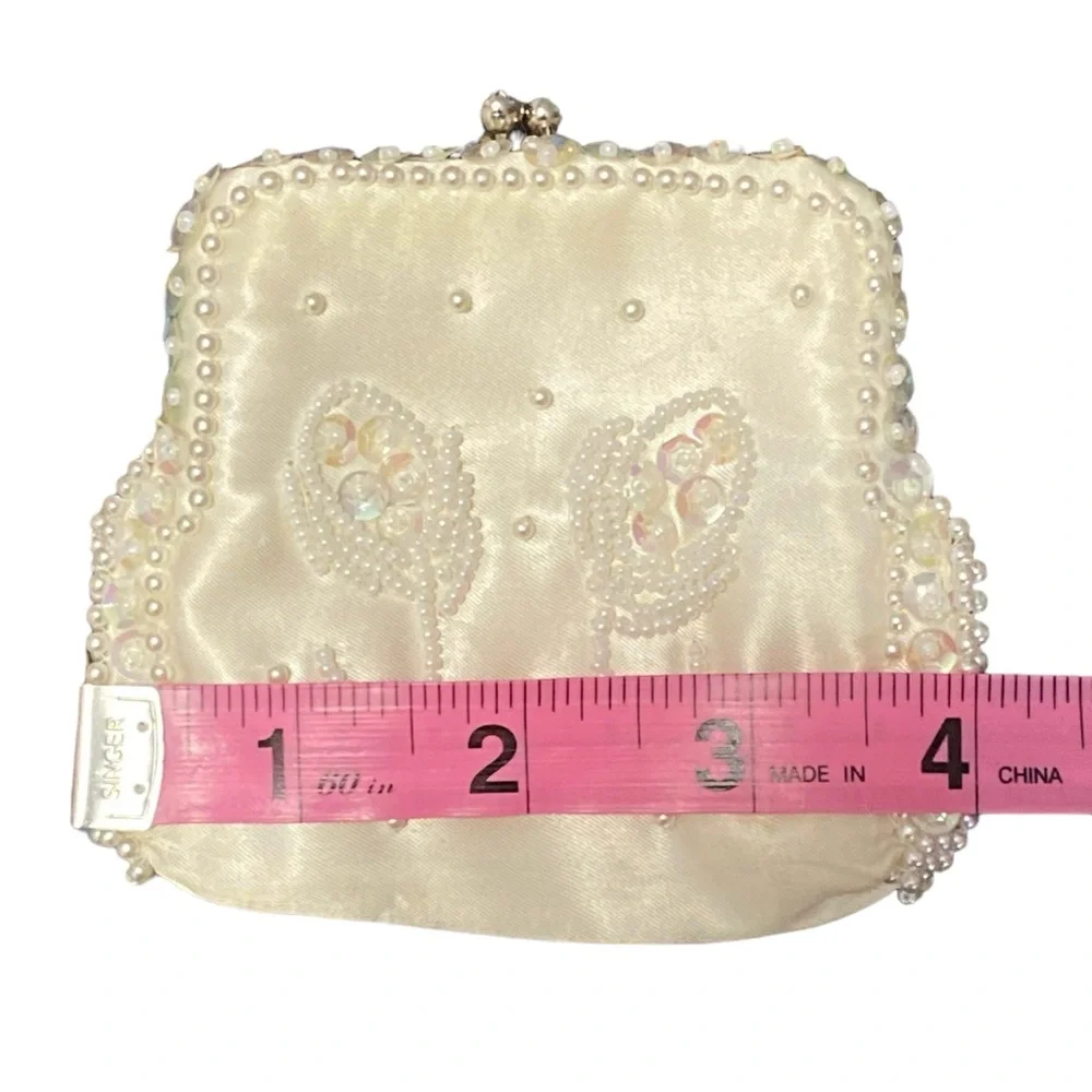 Vintage white satin beaded coin purse. UC.